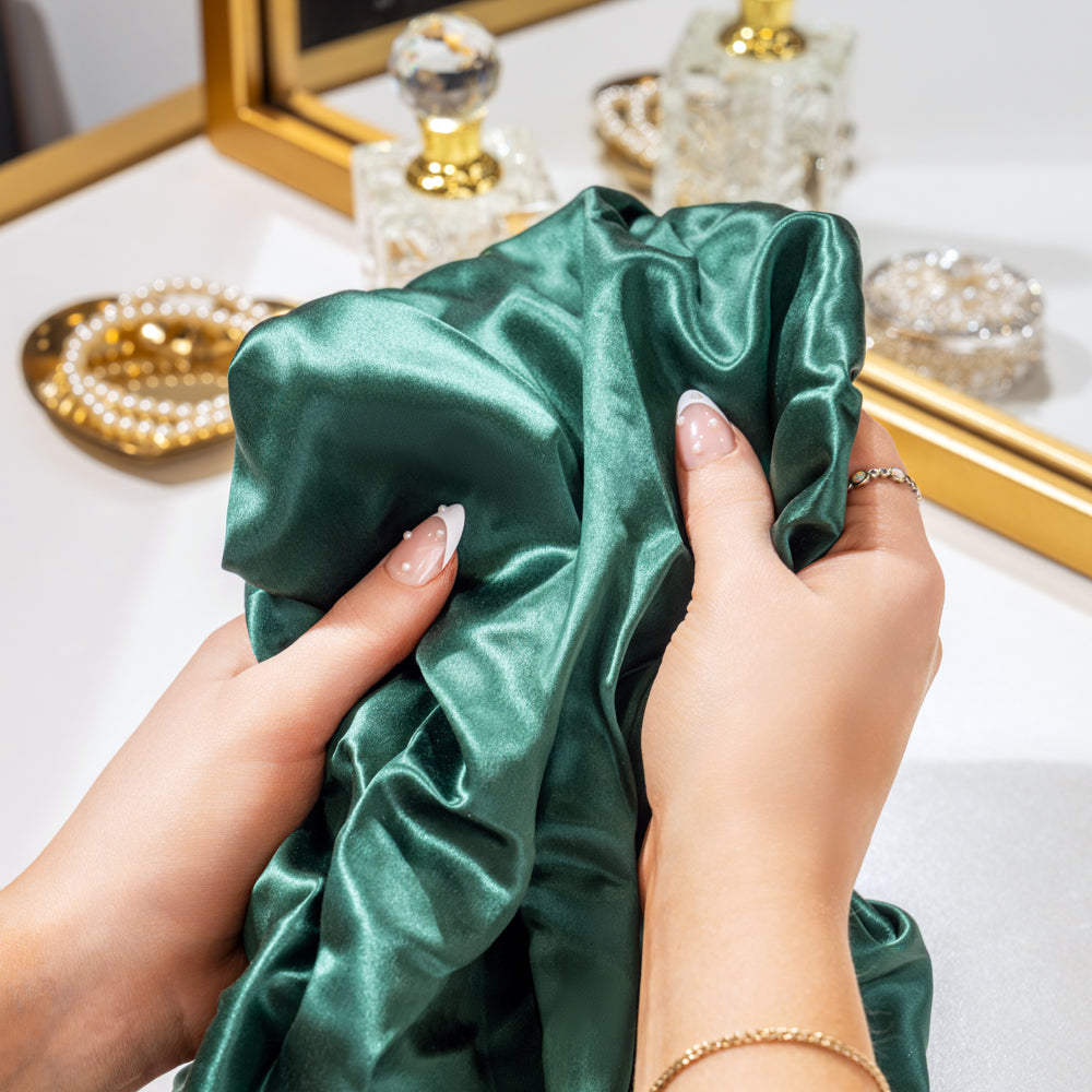 Blissy Emerald Blissy Halo Bonnet Lifestyle – Mulberry Silk