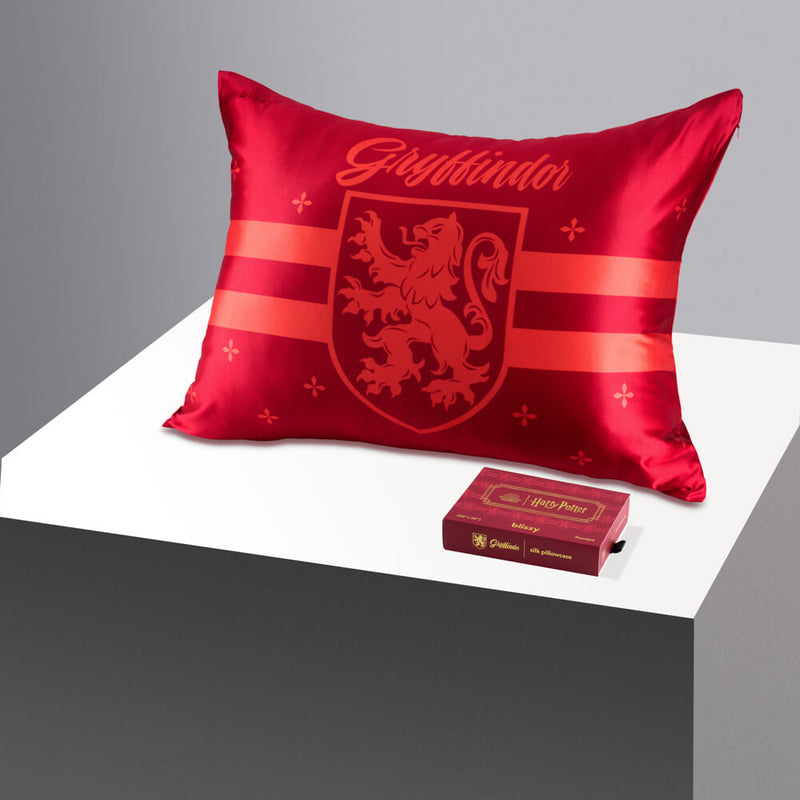 Pillowcase - Harry Potter - Gryffindor™ - Queen - Blissy Silk Pillowcase Harry Potter Close-Up – Blissy 22 Momme Silk