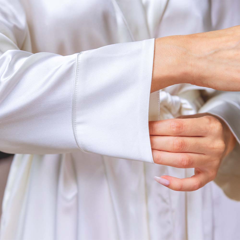 Blissy White Classic Robe Lifestyle – Mulberry Silk